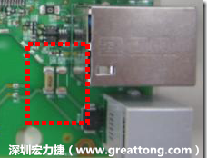 有人認(rèn)為電容旁邊已經(jīng)有螺絲將電路板固定于機(jī)殼上了，不應(yīng)該發(fā)生電路板彎曲的現(xiàn)象才對。