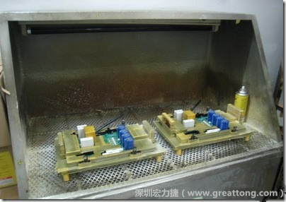 使用噴涂(Spraying)方式作業(yè)conformal coating時，需設(shè)備抽真空的設(shè)備，否則噴涂的物質(zhì)會飄散到空氣當(dāng)中，影響人體的健康。