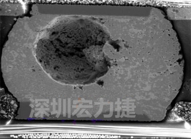 錫球氣泡大到足以影響到焊接的品質(zhì)，下圖是錫球切片后的剖面，可以很明顯看到氣泡已經(jīng)有錫球的 1/3 大了