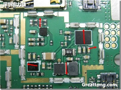 圖中顯示一塊電路板使用這種屏蔽夾(shielding clip)的實(shí)例?；旧衔覀冊趶澖堑牡胤蕉荚O(shè)計(jì)擺放了一個(gè)屏蔽夾，這樣可以讓作業(yè)員比較方便安裝屏蔽罩(shielding can)時(shí)的對位準(zhǔn)確。然后在其他沒有屏蔽夾的地方也設(shè)計(jì)了一些接地的布線，一來可以稍微提升屏蔽罩的電磁隔絕能力，另一方面也可以為屏蔽夾無效時(shí)，馬上可以更改為屏蔽框，而無需要重新設(shè)計(jì)電路板。