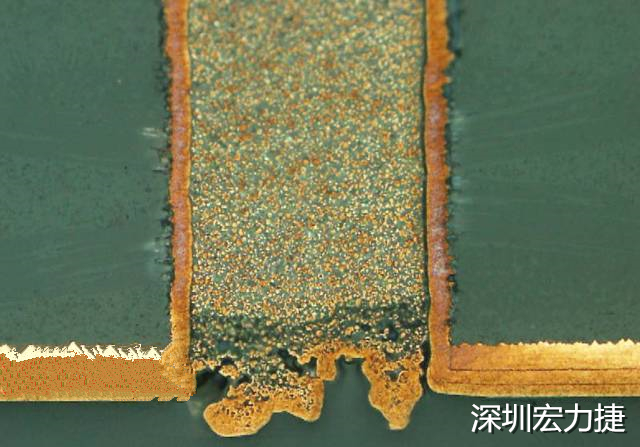 PCB設(shè)計之導(dǎo)電孔塞孔工藝 導(dǎo)電孔Via hole又名導(dǎo)通孔，為了達(dá)到客戶要求，導(dǎo)通孔必須塞孔，經(jīng)過大量的實(shí)踐，改變傳統(tǒng)的鋁片塞孔工藝，用白網(wǎng)完成板面阻焊與塞孔。生產(chǎn)穩(wěn)定，質(zhì)量可靠。