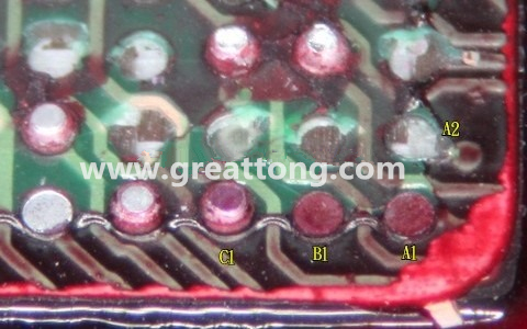 下圖是紅墨水測試后將PCB板子拿回來側(cè)一個角度拍攝的照片，就可以很清楚的看到錫球黏在PCB端，或不在PCB端。