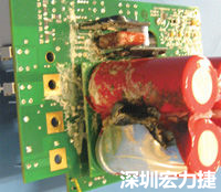 元件選擇不當(dāng)導(dǎo)致大量電流或電壓流經(jīng)電路，將會(huì)發(fā)生像這個(gè)燒融電容器的損壞情形。