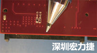 連接器邊緣稍突出于電路板的邊緣。