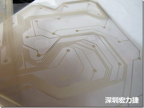 下面第二個(gè)圖則是另一片也有著按鍵線路的PTF，當(dāng)上、下兩面PTF的按鍵結(jié)點(diǎn)互相接觸后就可以計(jì)算出是哪個(gè)按鍵被按下了?？墒钱?dāng)按鍵沒(méi)有按下時(shí)，上下兩片PTF的線路則是分開的，所以上圖那片PTF的線路上面其實(shí)還另外覆蓋了另一層透明的PET作為絕緣層，只露出了需要在鍵盤按下時(shí)才會(huì)碰觸的接觸點(diǎn)，因?yàn)檫@些材質(zhì)使用的都是Polymer，所以才撐這樣的技術(shù)為Polydome(聚合簧片)。