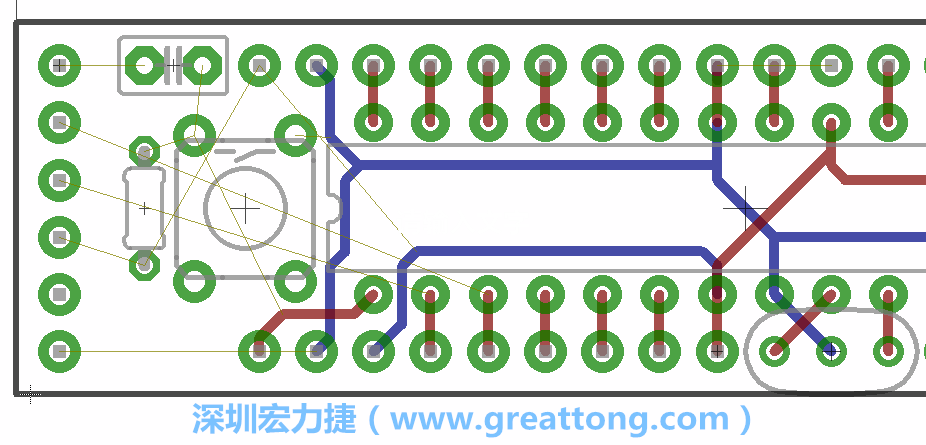 到目前為止，你應該只剩下四個部分還未進行布線，10K重置上拉電阻器、重置電容和1×6的序列排針。