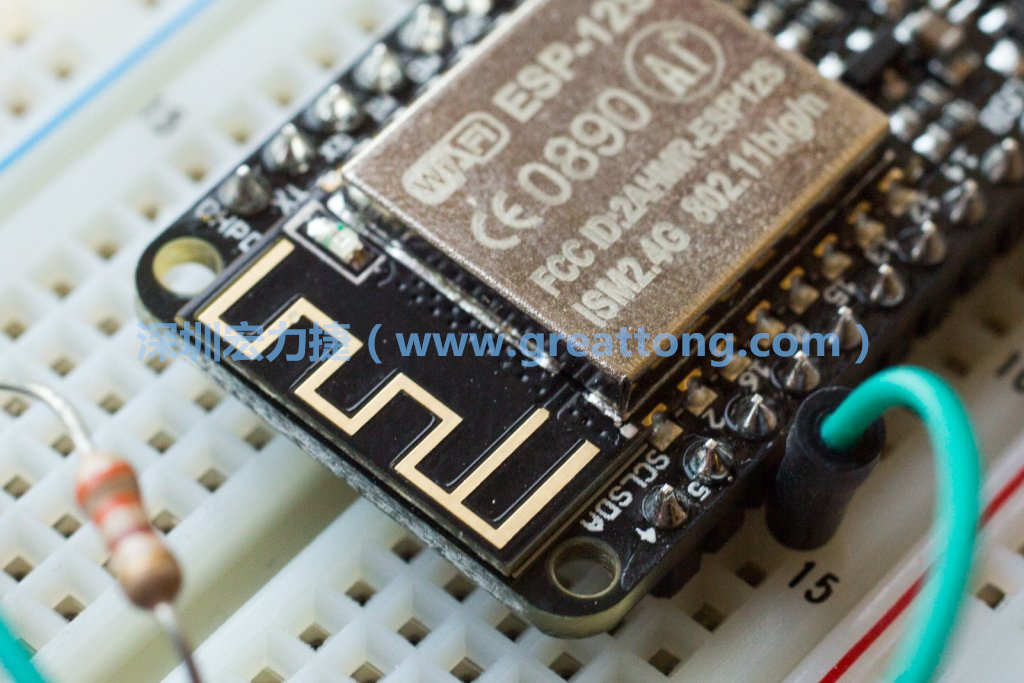 Adafruit Feather板上的無(wú)線電天線。