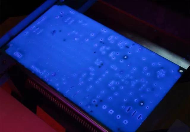 經(jīng)過涂覆工藝后的PCB，在紫光燈下的拍攝效果，原來coating也可以這么美！