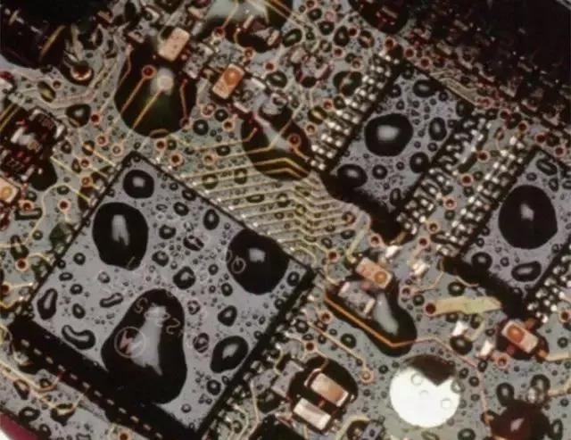 經(jīng)過涂覆工藝后的PCB，在表面形成透明的保護(hù)膜，能有效防止水珠和潮氣侵入，避免漏電和短路。