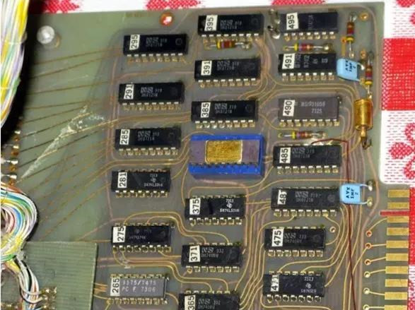 1972年開發(fā)的一塊基于Intel 8008的計(jì)算機(jī)中的印刷電路板。(資源來源：DigiBarn計(jì)算機(jī)博物館)